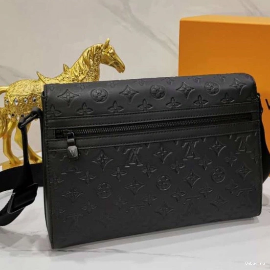 MESSENGER LOUIS VUITTON SPRING 0822